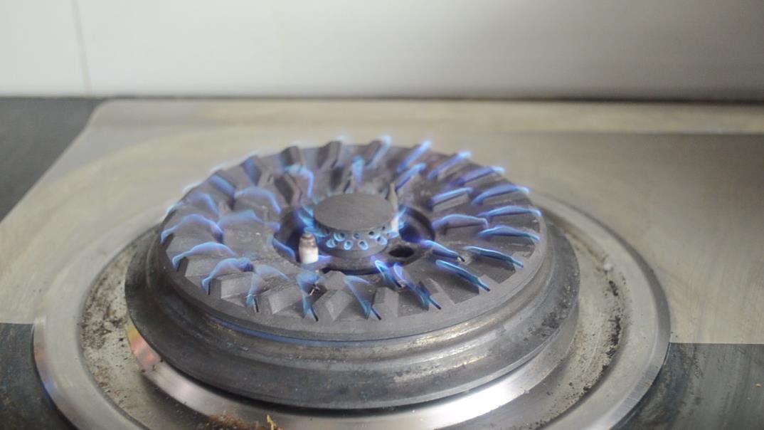 猛火燃气灶出火不均,燃气灶出火小打理方法