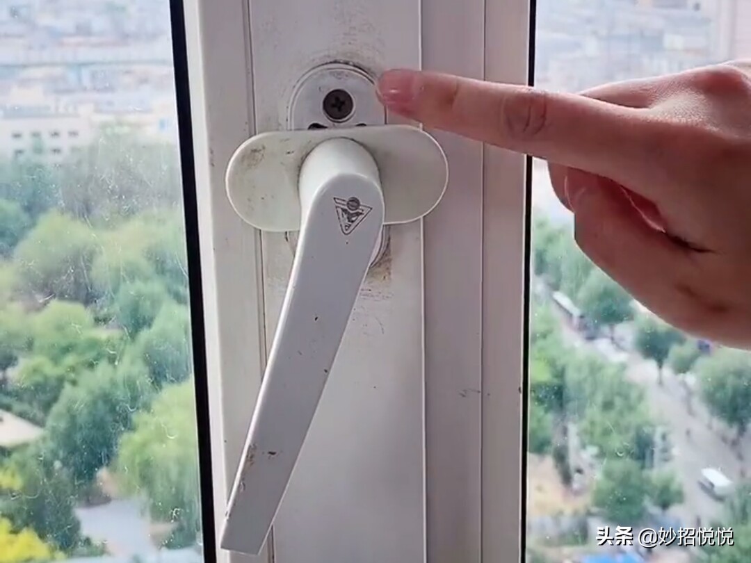 窗户刮风吱吱的响怎么维修,风大窗户会有刺耳声怎么修