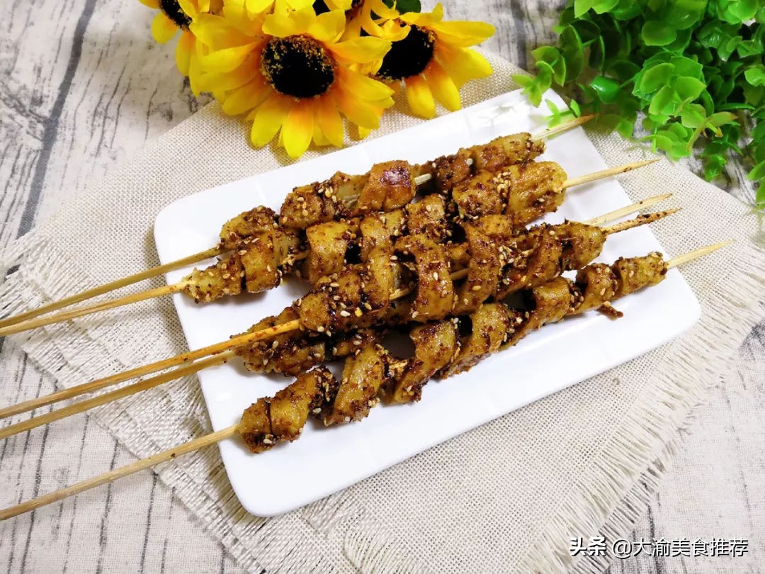 热门小吃摆摊烤面筋的做法,烤面筋也是很火爆的街边休闲小吃