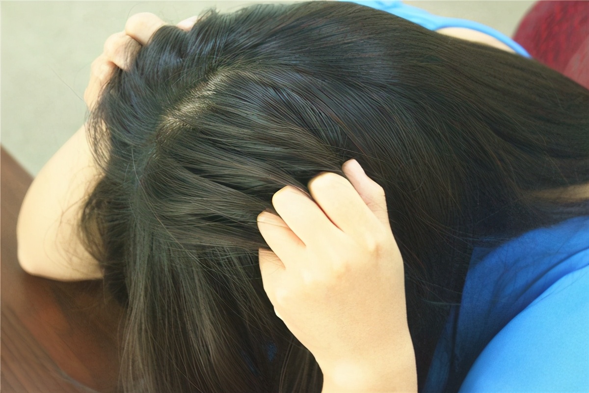 头皮发痒有小疙瘩看什么科室,头皮屑很多头皮发痒有红色疙瘩