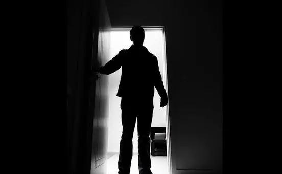 女子在理发店被先奸后杀，11年后落网嫌犯却供述“先杀后奸”……|深夜有聊