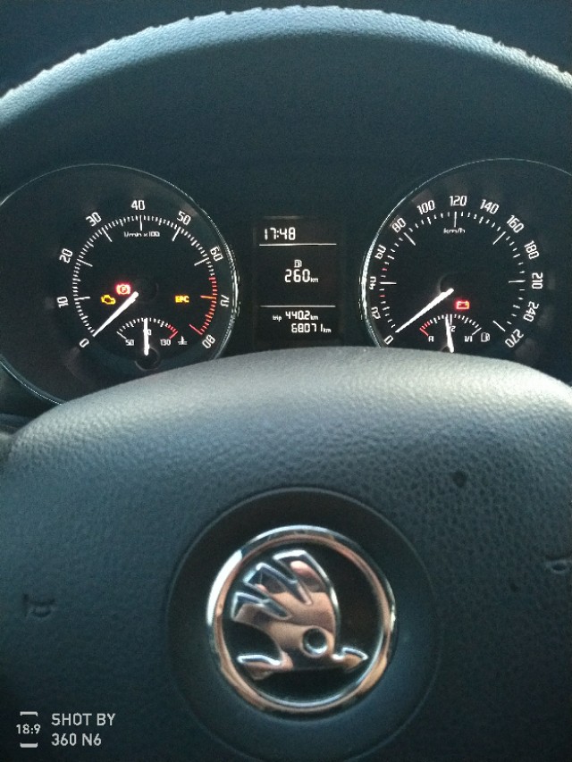 远看是黑色近看是绿色的车,远看是车近看是车