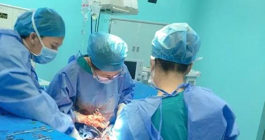 红兴隆中心医院成功实施第三胎完全性胎盘前置剖宫产手术