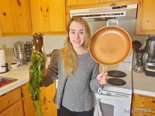 狗子学瘸腿主人走路,狗子学瘸腿主人走路反被揍