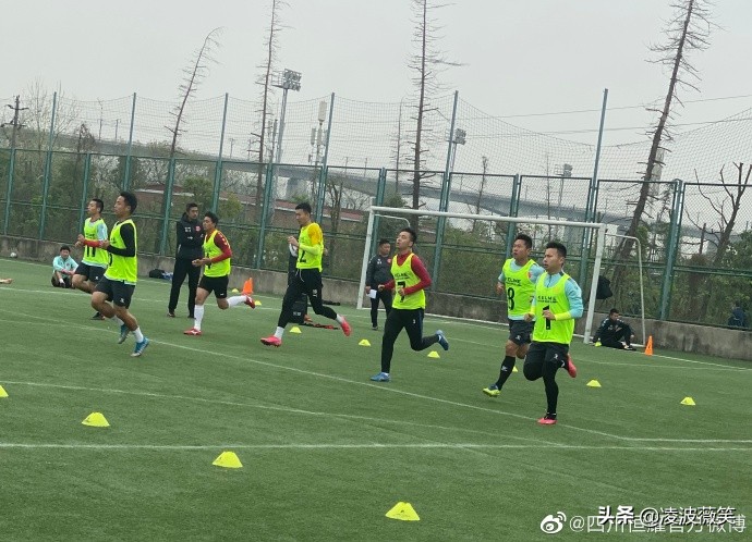 告别训练背心印号码+杂牌军形象，这支中冠新军有了装备赞助商