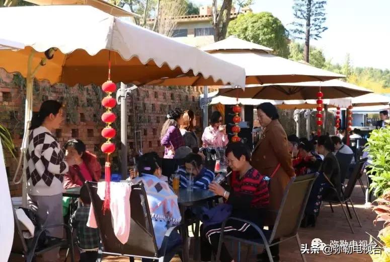 太热闹!弥勒花海、人海、车海、舞海...这些人上镜了!