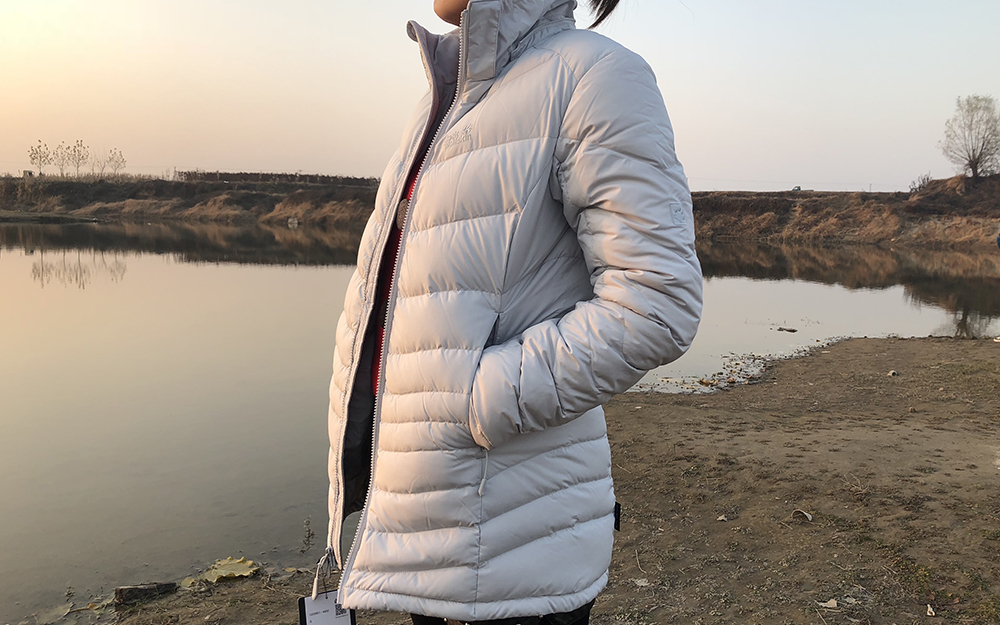 谁说暖冬羽绒服就会失宠？狼爪羽绒服评测，轻薄才是今年主打