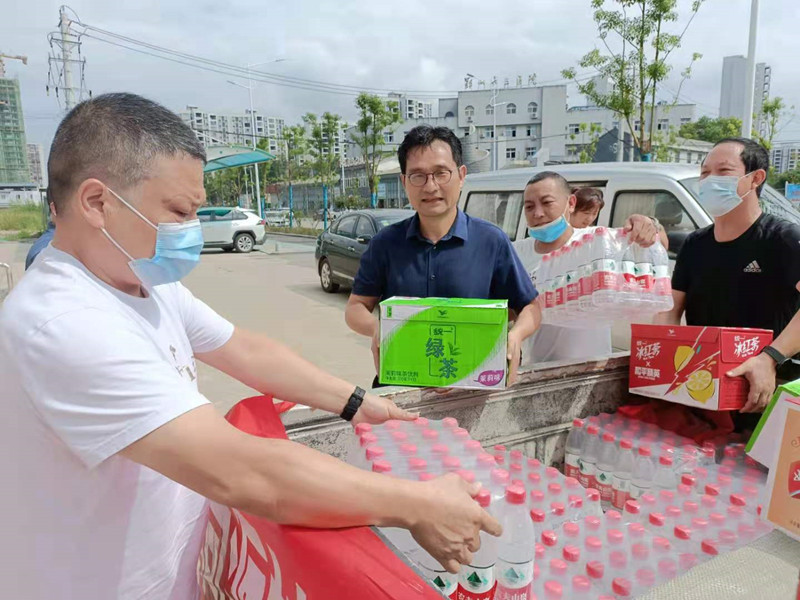 助力疫情防控志愿者们在行动,积极行动助力村域疫情防控一线
