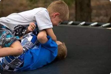 小年龄孩子被打了家长该怎么做,小学生被打了家长正确做法