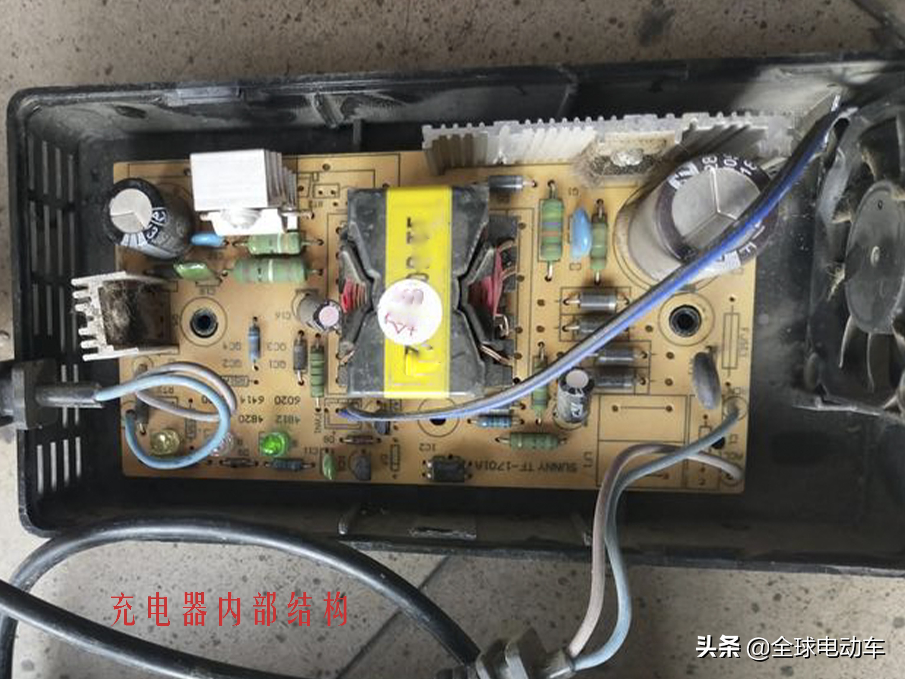 电动车充电器有火花响声,电动车充电器灯不亮但是有响声