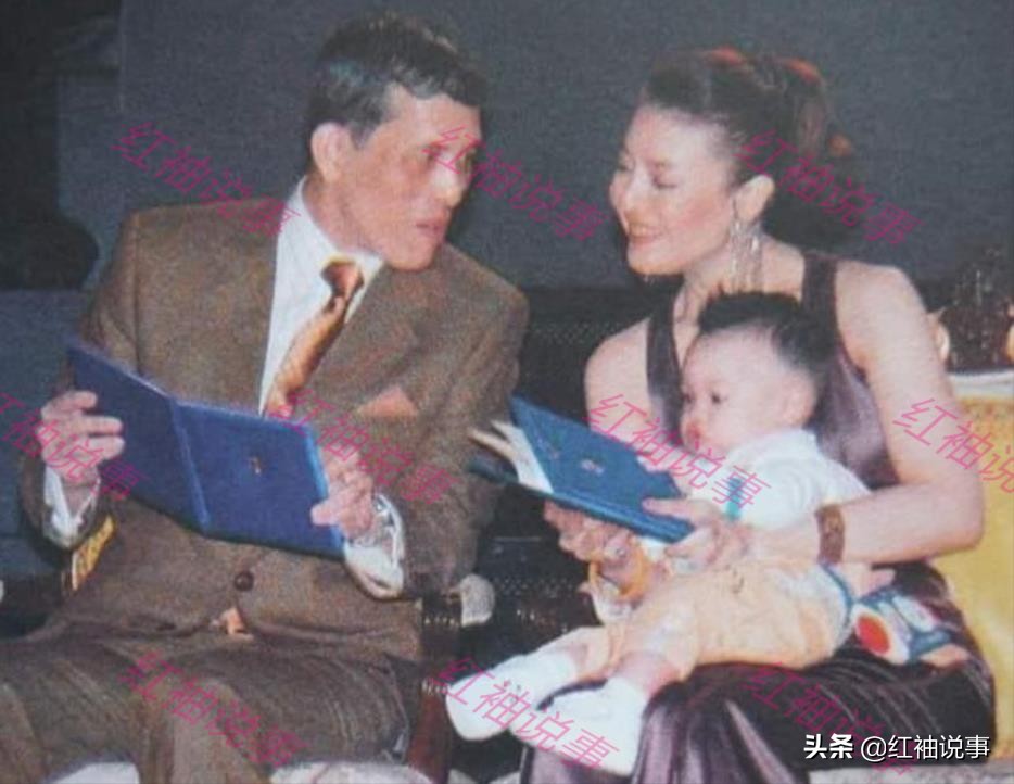 西拉米产后出院排场大,泰王亲自推轮椅,群臣跪拜提帮功母子