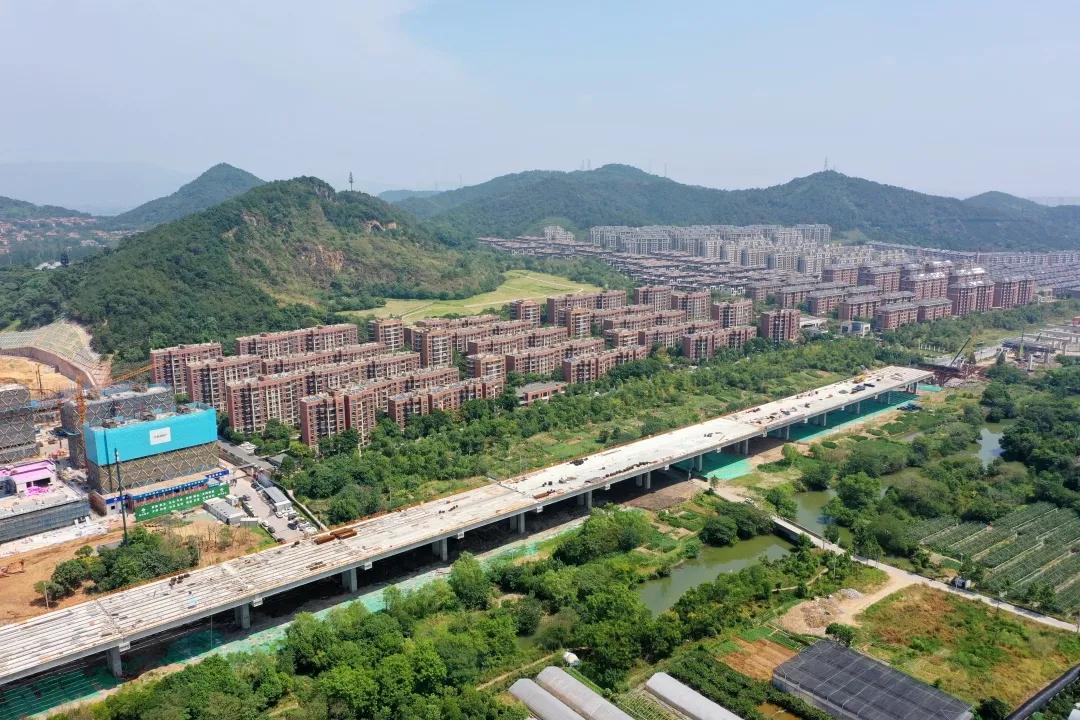 万科大溪谷旁的蓝月春晓怎样,大溪谷和新湖蓝月春晓哪个好