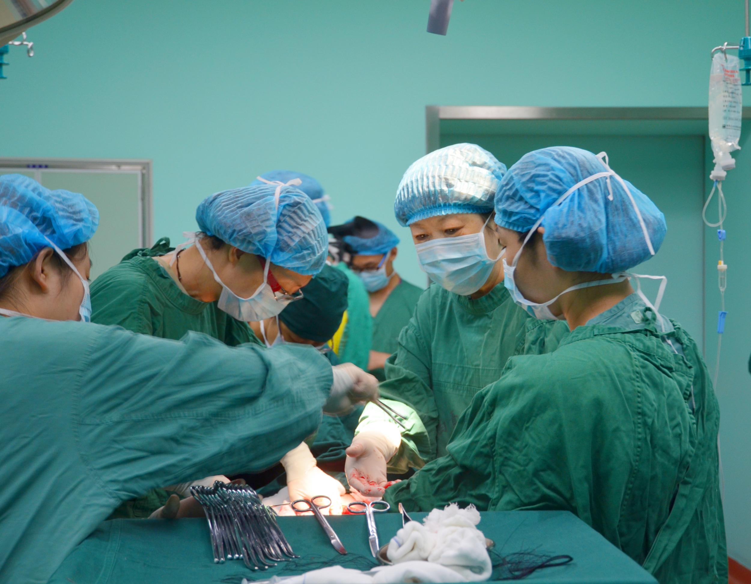 二胎妈妈突然意外血如泉涌,宝妈突然破羊水肚子痛