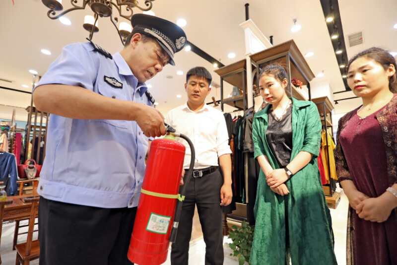 17年情洒西安康复路——记公安新城分局长乐西路派出所民警楚建全与商户的故事