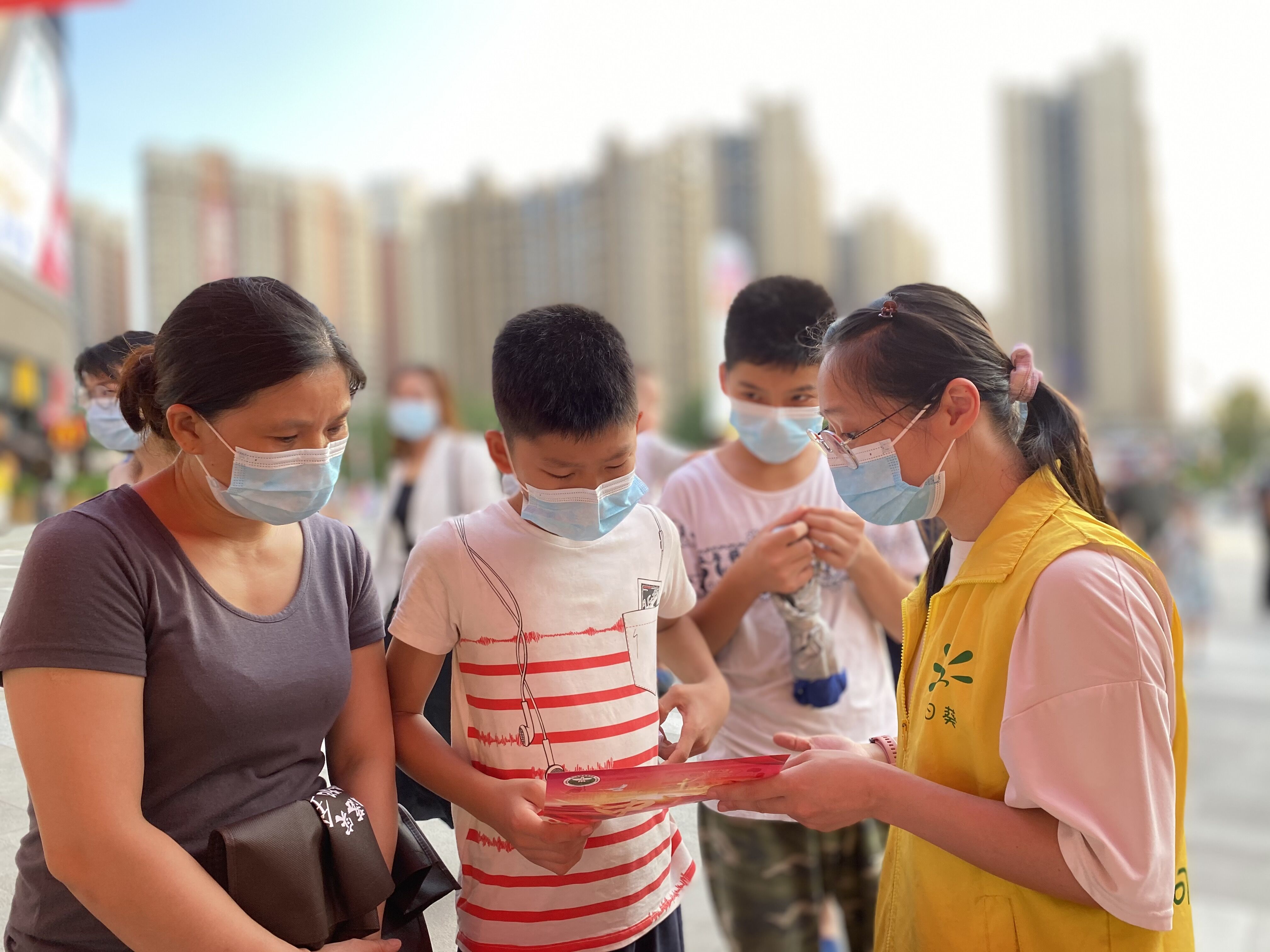 社区开展禁毒宣传进万家活动,春水镇开展禁毒宣传