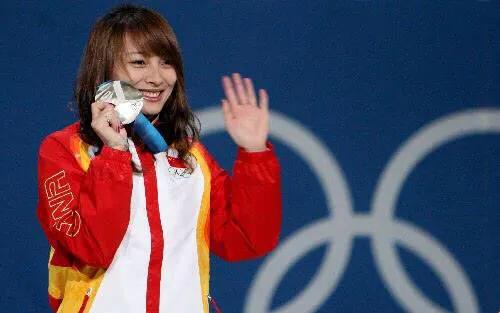 36岁世界冠军喜得贵子,50岁富豪老公现身,奢侈品皮带抢眼