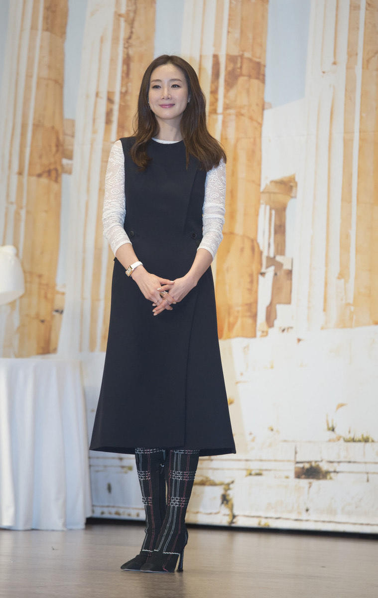 崔智友确实知性又优雅，穿黑色连衣裙内搭蕾丝打底衫，像个大姐姐