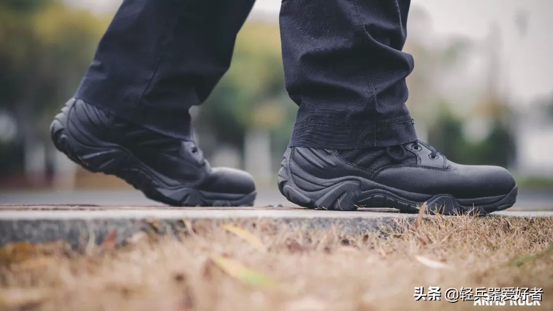 适合夏天穿的透气军靴,穿什么鞋雨天防滑最好