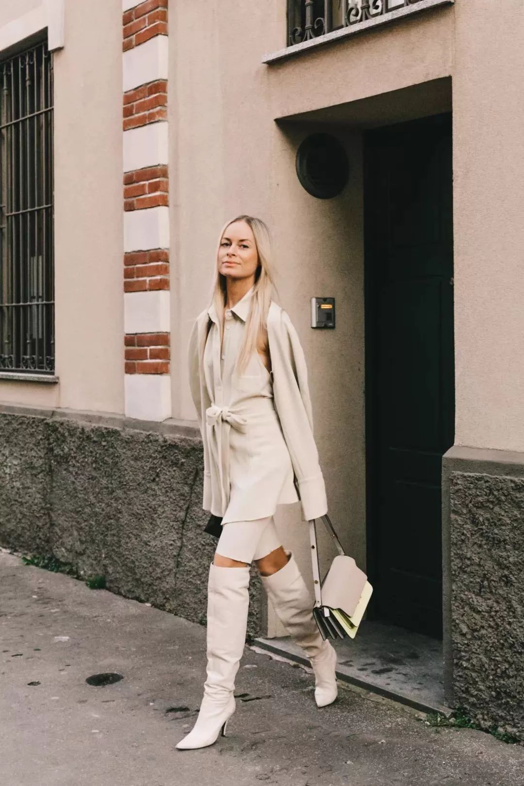 搭靴子穿的裙子秋冬款,裙子靴子秋冬搭配图