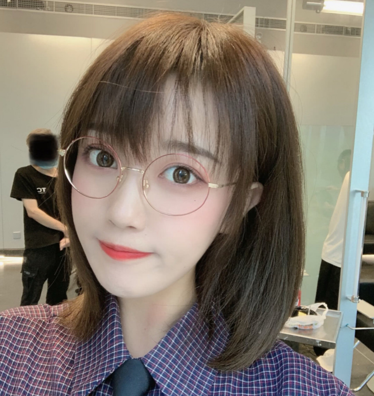 适合圆脸女生的锁骨纹理烫中短发,适合圆脸额头尖男生的发型纹理烫