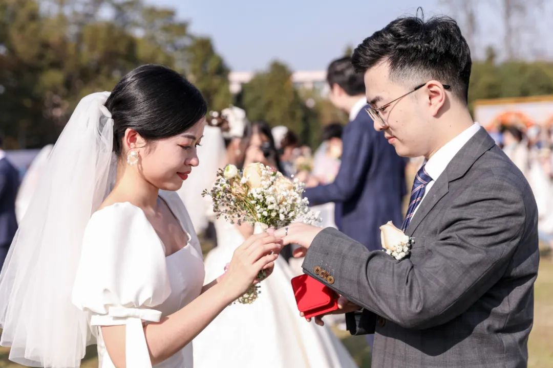 李兰娟致敬院士视频,致敬李兰娟院士的诗朗诵