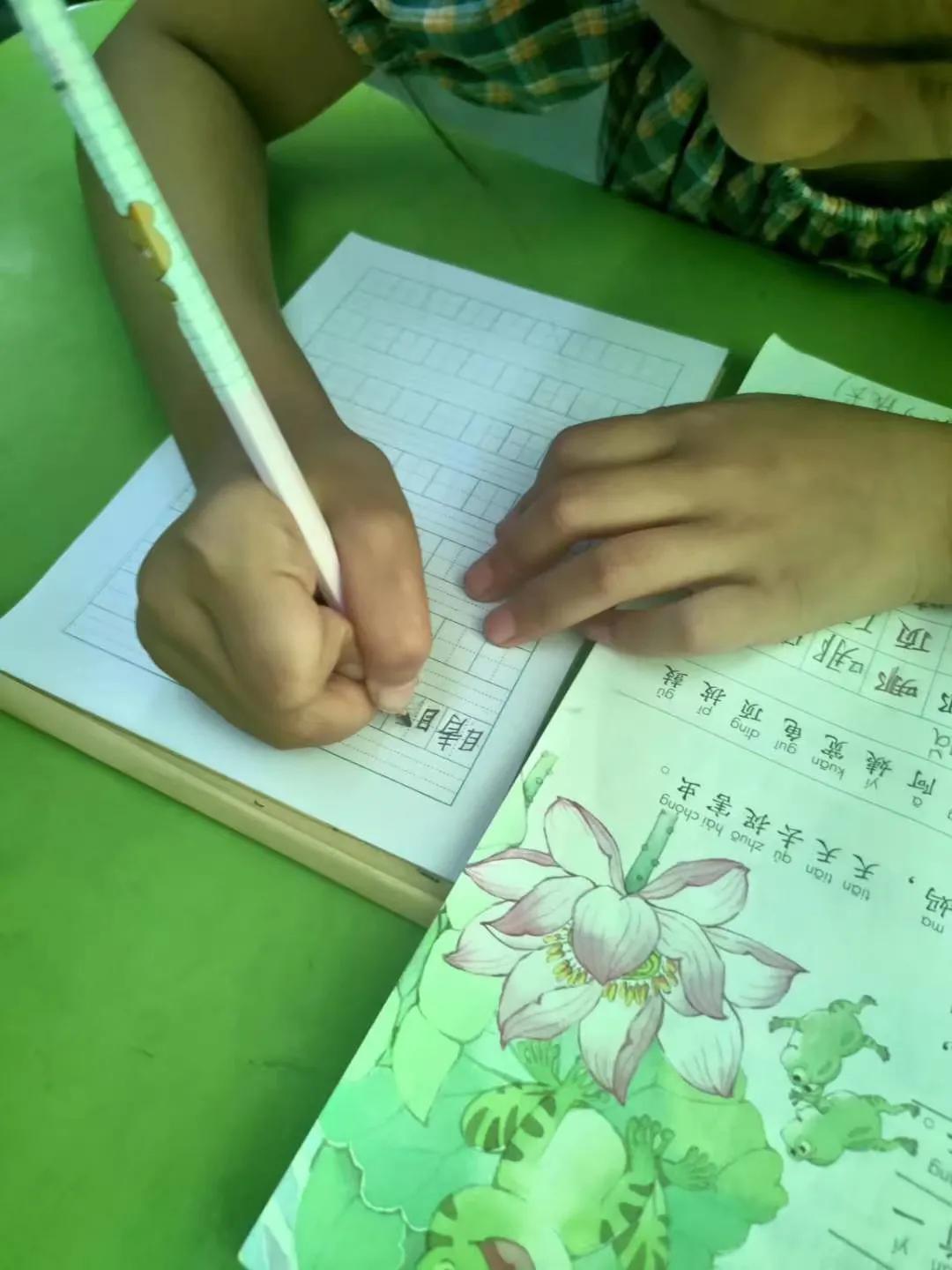 孩子握笔不对和老师沟通,小孩握笔不对能写好字吗