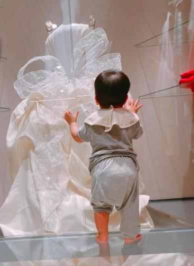 安以轩收70万元钻石项链庆结婚三周年，网友：大S又要哭倒在厕所