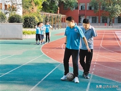 特教老师你知道吗？西安独臂老师组建盲生足球队