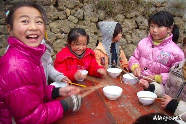 小时候看到别人吃东西我也好想吃,小时候羡慕邻居吃肉