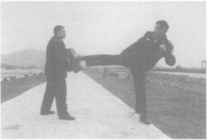 警用防暴棍和匕首警拳,警用防暴橡胶棍杀伤力