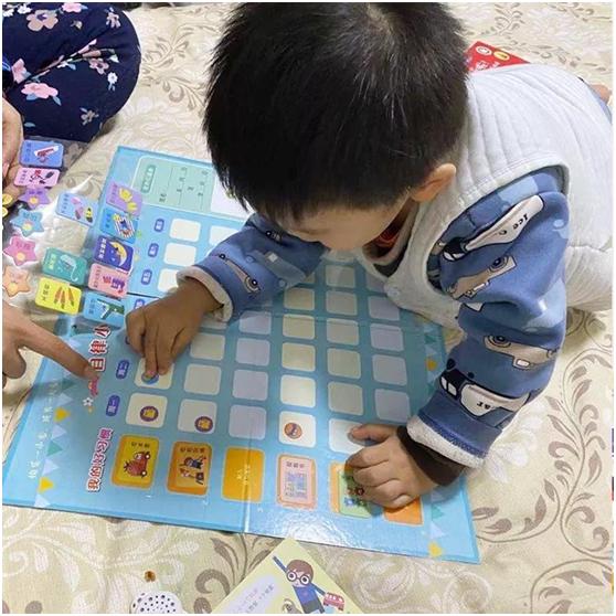 一群学生在雨天为老人撑伞感人,小学生为老人做好事