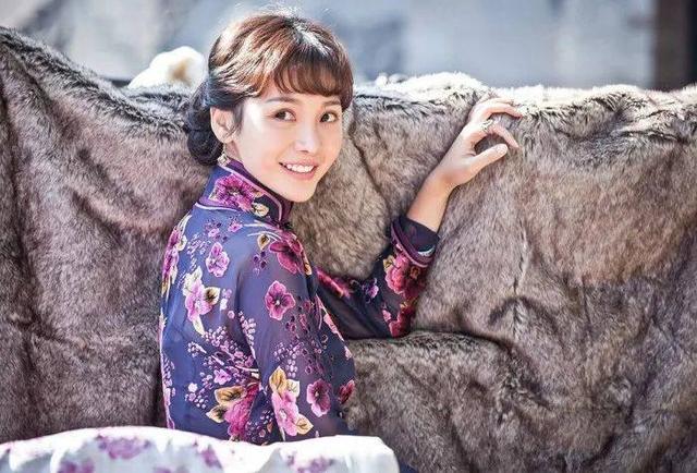 柳岩穿白色蕾丝旗袍的照片,柳岩真的很美吗