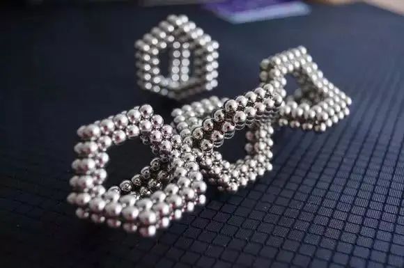 一个小孩儿肚子里有15颗磁力珠,儿童肚子里面有颗磁力珠