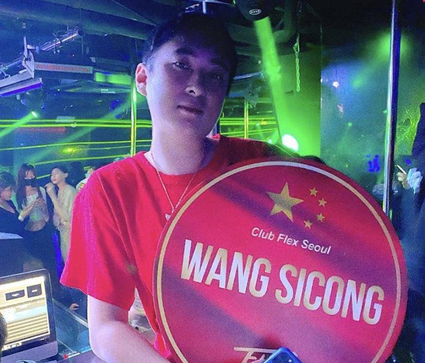 被误认“代购”？王思聪晒6大箱“战利品”，却被粉丝求帮带球衣