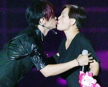 儿子高中天天黏着妈妈,孩子十几岁了却总是黏着妈妈