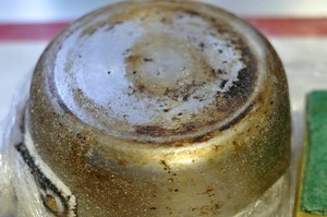 去除锅内的污垢的小妙招,炒菜的锅里面有黑色污垢怎么解决