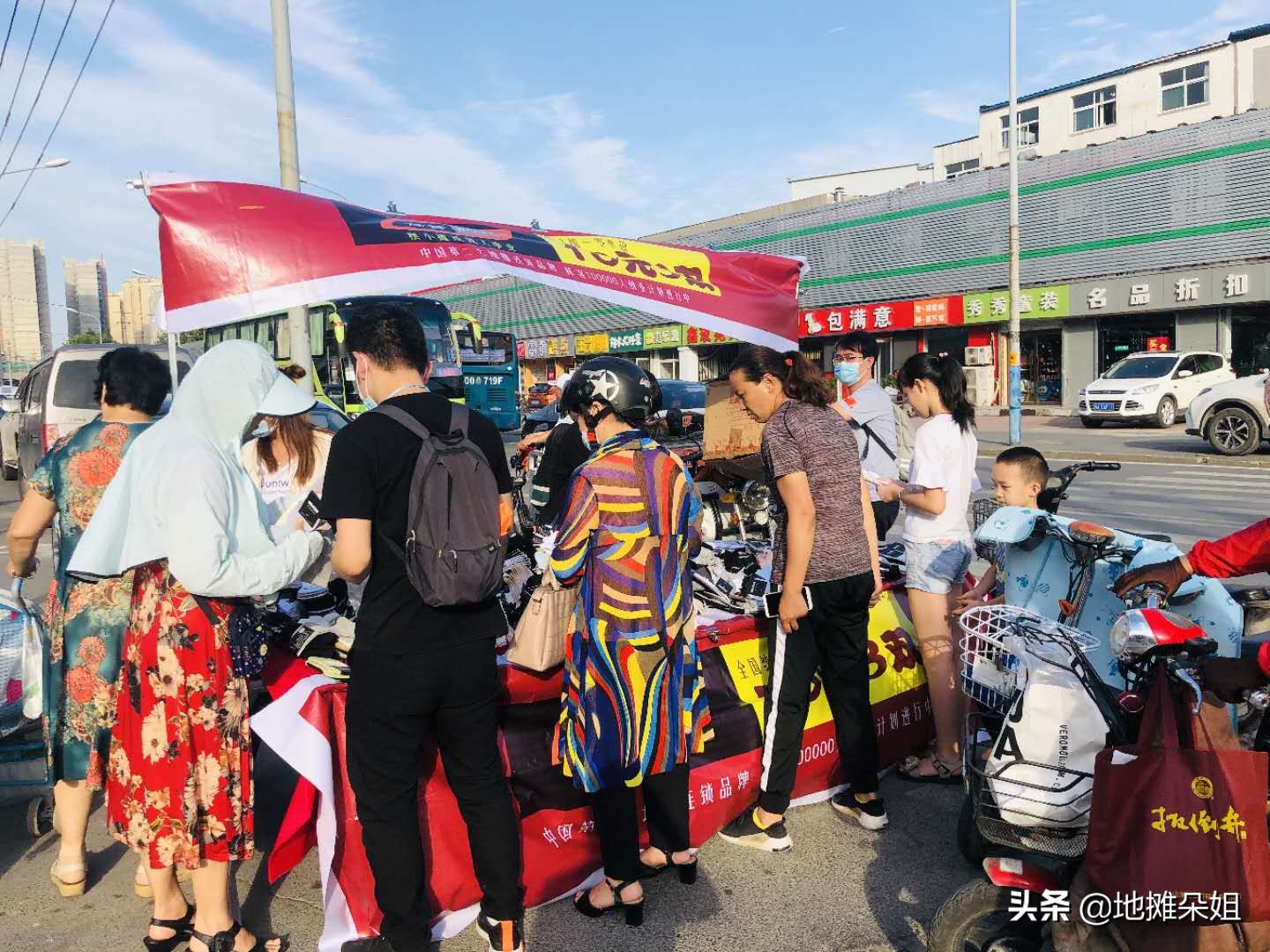 摆地摊卖袜子怎么摆得高级一点,新手摆摊卖衣服好还是袜子好