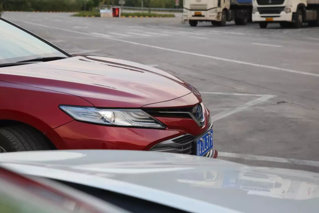 凯美瑞双擎适合长途自驾吗,卡罗拉双擎和凯美瑞双擎哪个省油