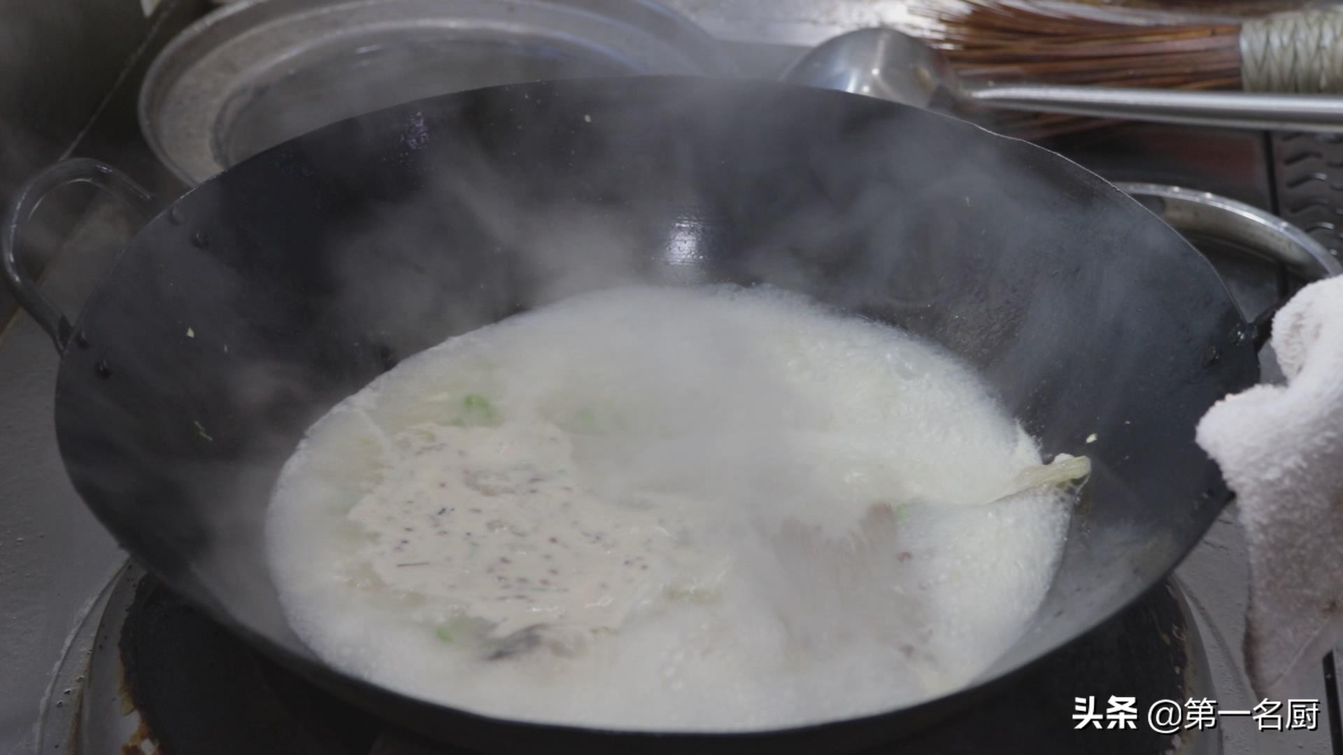 鲤鱼好吃有诀窍，做出来肉质嫩滑，汤鲜味美，一顿多吃两碗饭