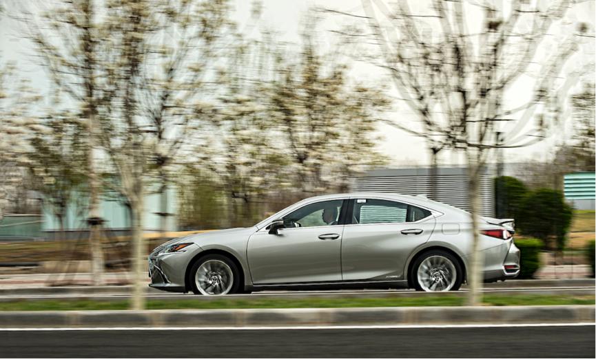 雷克萨斯es300h对比奔驰e,雷克萨斯es300h和奔驰e级