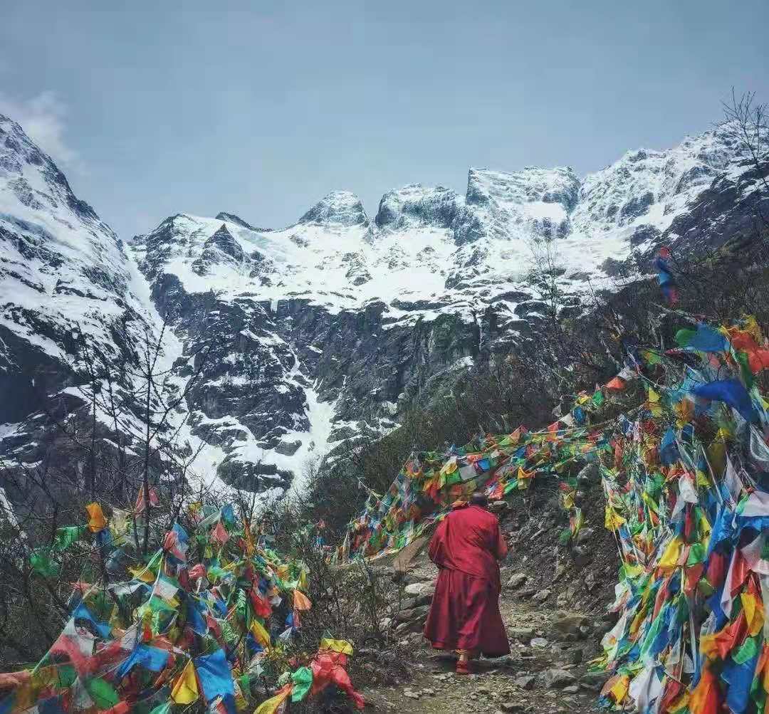 中国最美雪山之一：因盛产名贵药材而闻名，日照金顶堪称人间绝景