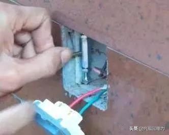 电器插座松动接触不良怎么处理,插座面板插头松动了不拆怎么解决