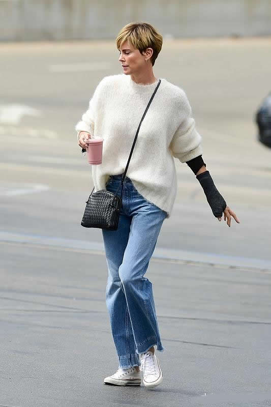 今年最火高个子牛仔裤冬季,今年冬季流行牛仔裤百搭颜色