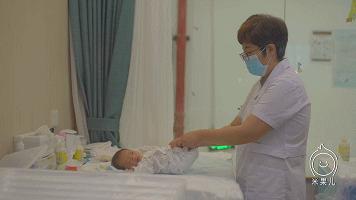 婴儿有o型腿的症状,刚出生婴儿o型腿原因及矫正方法