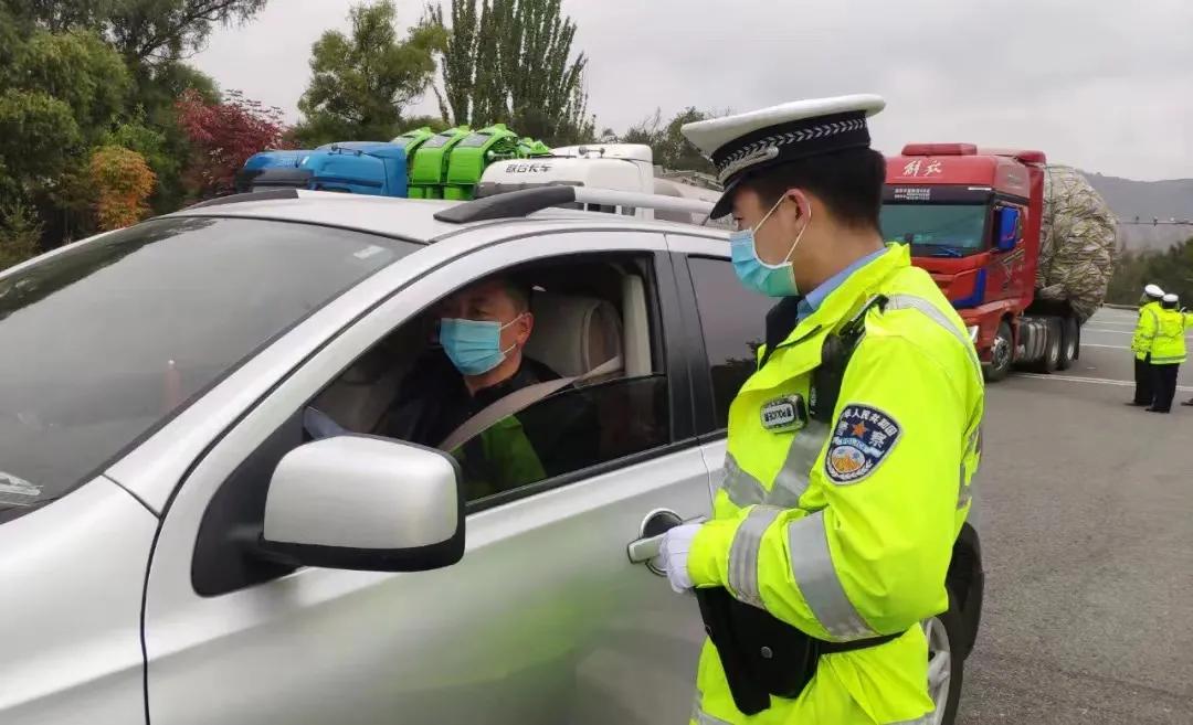 战疫情冰城交警义无反顾坚守一线,疫情期间交警坚守岗位在战斗