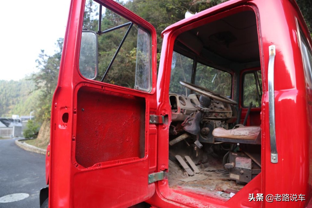 斗牛犬品牌卡车,斗牛犬在汽车上的视频