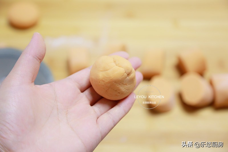 红薯饼怎样做才酥脆好吃,做红薯饼需要加什么配料