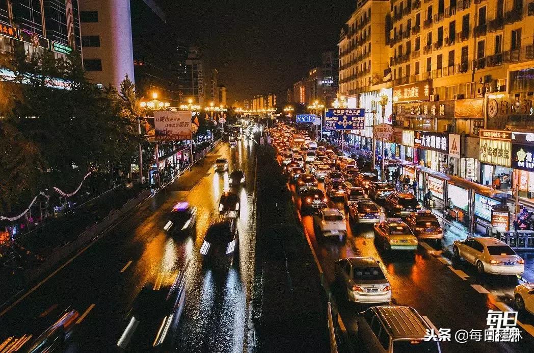 月薪4000月供2000房贷压力大吗,月薪1万还3000车贷压力大吗