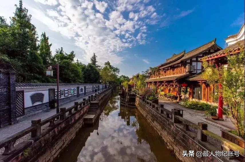 6年前辞职看世界女老师现状,六年前辞职看世界的女教师