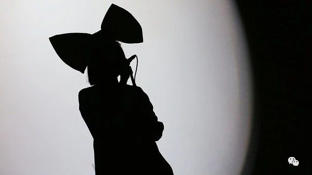 Sia43生日，那个吸*麻大**、酗酒、药物严重成瘾的她如今过得怎样？